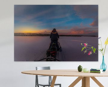 Lever de soleil sur le lac Inari en Laponie finlandaise sur Erik Verbeeck