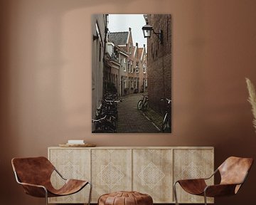 Haarlemse straat met fietsen | Stedelijke fotografie | Nederland, Europa van Sanne Dost