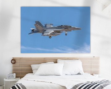 Een Boeing EA-18G Growler van VAQ-140 "Patriots" staat op het punt te gaan landen op Nelli van Jaap van den Berg