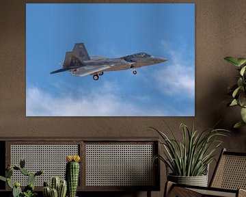 Een Lockheed Martin F-22 Raptor gaat landen. van Jaap van den Berg