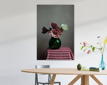 Stilleben mit Amaryllis auf gestreiftem Stoff von Lilian Bisschop