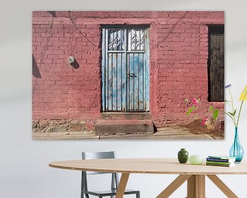 Blauwe deur & roze huis | Voordeur | Wall art Mexico | Reisfotografie van Kimberley Helmendag