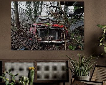 Urbex rode zwaar vervallen auto in het bos van Dyon Koning