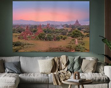 Antike Pagoden in der Landschaft bei Bagan in Myanmar bei Sonnenuntergang von Eye on You