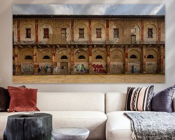 Ruines d'une école militaire dans le centre de Voghera, Piémont, Italie. sur Joost Adriaanse