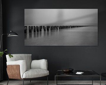 Strand Domburg met golfbrekers in zwart-wit - 2 van Tux Photography