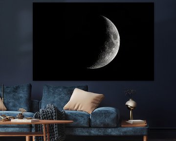 Maan met een duidelijk zichtbaar maanoppervlak aan de donkere nachthemel.
