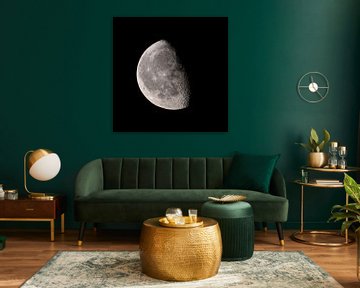Lune avec une surface lunaire clairement visible dans le ciel nocturne sombre. sur Sjoerd van der Wal Photographie