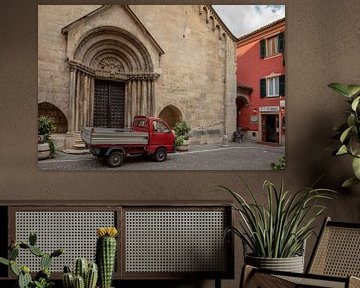 Deur van Kerk in Gavia met pickup truck, Piemont, Italië