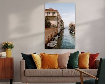 Mooi stukje Venetië, met water en huizen aan de zijkant van het water. van Nicolette Boom