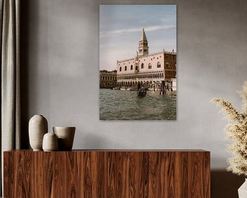 Dogepaleis in Venetië vanaf het water. van Nicolette Boom