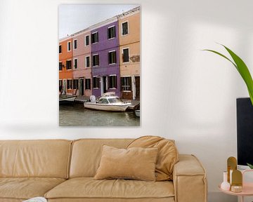 Gekleurde huizen in Venetië. van Nicolette Boom