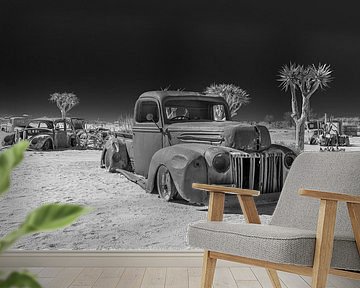 Ein Autowrack in der Wüste.