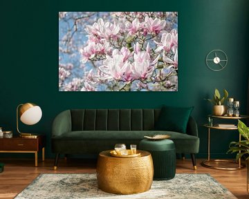 Magnolia tak in volle bloei van Caroline Drijber