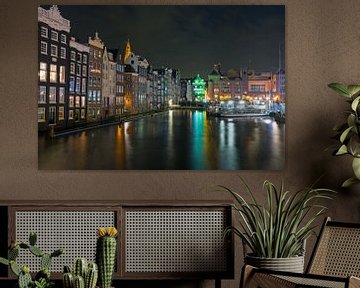 Amsterdam bij nacht aan het Damrak in Nederland van Eye on You