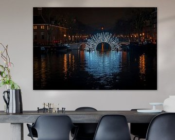 Verlichte brug aan rivier de Amstel in Amsterdam Nederland bij avond van Eye on You