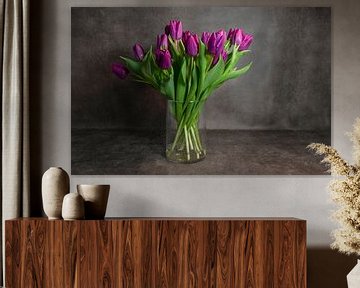 un bouquet de tulipes violettes dans un vase avec un fond sombre sur ChrisWillemsen