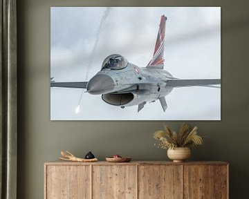 Luft-Luft-Fotografie: Die General Dynamics F-16A Fighting Falcon der dänischen Luftwaffe zeigt sich  von Jaap van den Berg