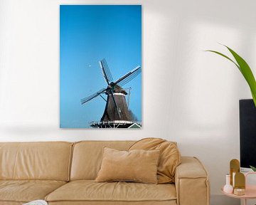 Mühle unter strahlend blauem Himmel in den Niederlanden