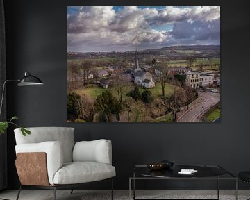 Dronefoto van het kerkje in Holset in Zuid-Limburg van John Kreukniet