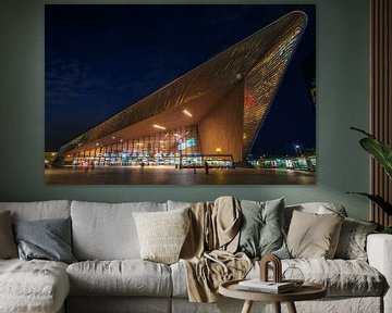 Architektonisches Foto des NS-Bahnhofs in Rotterdam, aufgenommen am Abend mit einem Stativ