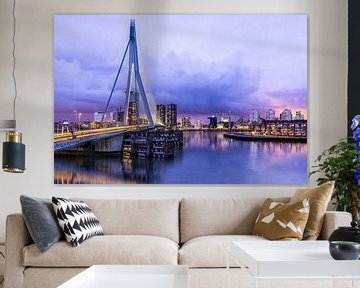 Avondfoto van de Skyline van Rotterdam en de Erasmusbrug.