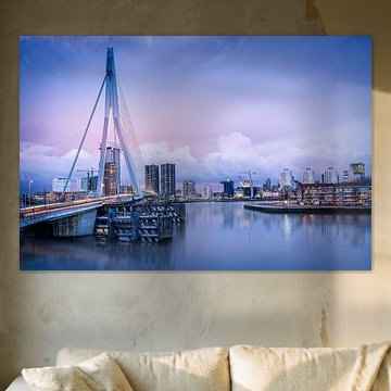 Abendaufnahme der Skyline von Rotterdam und der Erasmus-Brücke.