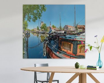 Vieux bateaux dans le Museumhaven, moulin à tour De Roode Leeuw, Gouda, Hollande du Sud. sur Rene van der Meer