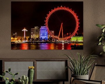 The London Eye bij nacht vanaf de overzijde van de Theems van Richard Seijger