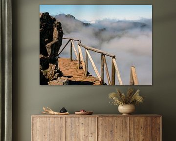 Fußgängerbrücke mit Holzgeländer in großer Höhe in der Nähe der Berge auf der Insel Madeira, genannt