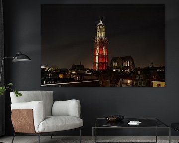 Skyline van Utrecht met rood-wit aangelichte Domtoren. van Margreet van Beusichem