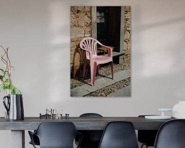 Real Life Stilleven van roze plastic stoel van Lilian Bisschop