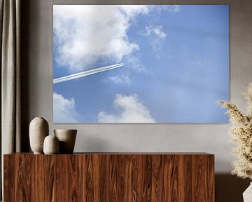 Bewolkte lucht met vliegtuig van Maarten Borsje
