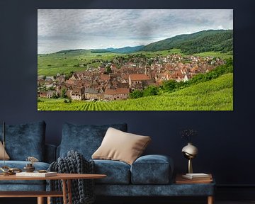Een dorp midden in de wijngaarden, Riquewihr, Alsace, Frankrijk van Rene van der Meer