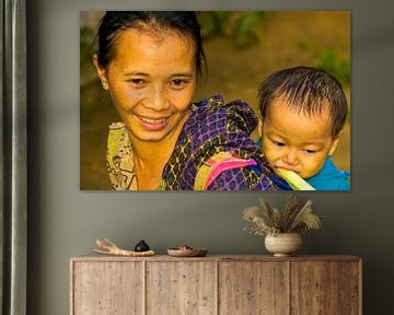 vrouw met kind in draagdoek, Laos van Jan Fritz