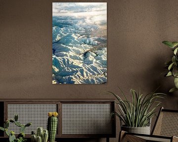 Vue aérienne des montagnes Zagros en Iran avec des montagnes blanches et un voile de brouillard sur Dieter Walther