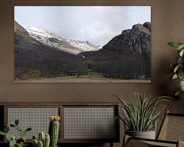 Oude berghut tussen de bergen van Innerdalen  in Noorwegen van Aagje de Jong