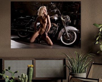 Vrouwelijk naaktmodel met Harley motor