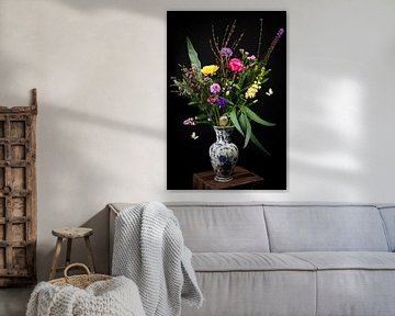 Nature morte - bouquet de fleurs coloré dans un vase avec moineau