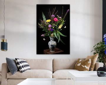 Stillleben bunter Blumenstrauß in Vase mit Spatz