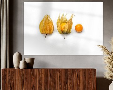 Drei Goldbeeren auf weißem Hintergrund. von Ruurd Dankloff
