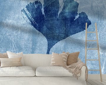Ginkgo-Blatt in Blau. Moderne botanische minimalistische Kunst. von Dina Dankers