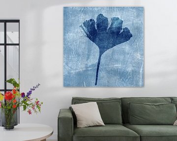 Ginkgo blad in blauw. Moderne botanische minimalistische kunst. van Dina Dankers