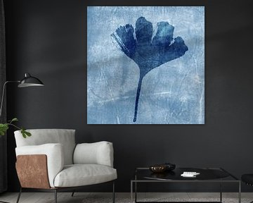 Ginkgo blad in blauw. Moderne botanische minimalistische kunst. van Dina Dankers