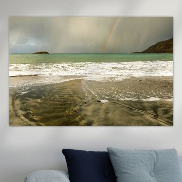 Regenboog boven fjorden kust