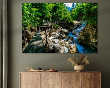 Brücke über kleinen Wasserfall von Colin van der Bel