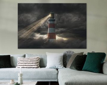 phare éclairé au-dessus et derrière des nuages sombres sur Besa Art