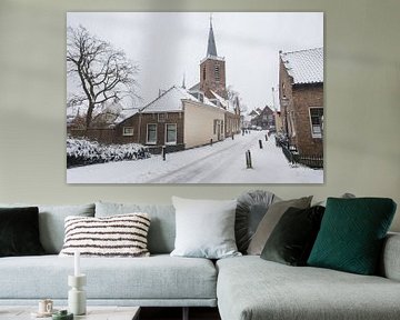 Dorpsstraatje met sneeuw in Moordrecht Nederland.