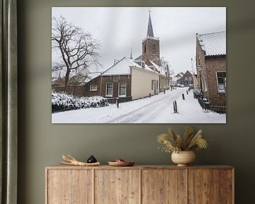 Rue de village avec de la neige à Moordrecht, Pays-Bas.