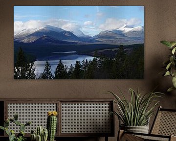 Die schneebedeckten Berge von Rondane am Atnsjoen-See in Norwegen von Aagje de Jong